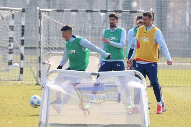 DEU, DFL, 2. FBL Hertha BSC, Training, 24.03.2025, Sportforum, Berlin, DEU, DFL, 2. FBL Hertha BSC, Training, im Bild Diego Demme (Hertha BSC Berlin 6), Andreas Bouchalakis (Hertha BSC Berlin 5), Smail Prevljak (Hertha BSC Berlin 9) DFL - regulations prohibit any use of Photographs as image sequences and or quasi-video Foto: Juergen Engler nordphoto GmbH