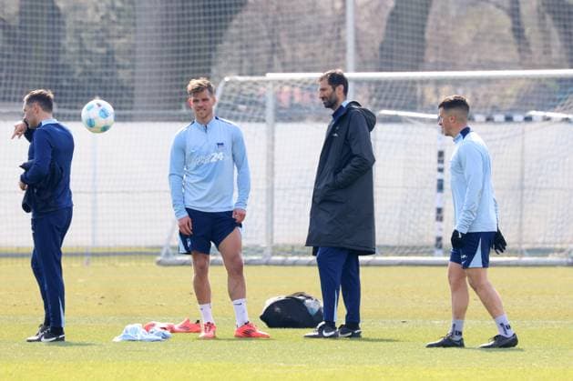 DEU, DFL, 2. FBL Hertha BSC, Training, 24.03.2025, Sportforum, Berlin, DEU, DFL, 2. FBL Hertha BSC, Training, im Bild Cheftrainer Stefan Leitl (Hertha BSC Berlin), Co-Trainer Andre Mijatovic (Hertha BSC Berlin), Florian Niederlechner (Hertha BSC Berlin 7), Diego Demme (Hertha BSC Berlin 6) DFL - regulations prohibit any use of Photographs as image sequences and or quasi-video Foto: Juergen Engler nordphoto GmbH nordphotoxGmbHx xEngler nph00076