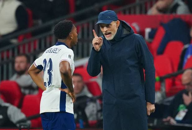 Sport Bilder des Tages England Coach Thomas Tuchel issues instructions to Myles Lewis-Skelly England v Latvia, FIFA 2026 World Cup Qualifying, Group K, Football, Wembley Stadium, London, UK - 24 Mar 2025 EDITORIAL USE ONLY No use with unauthorised audio, video, data, fixture lists, club league logos or live services. Online in-match use limited to 120 images, no video emulation. No use in betting, games or single club league player publications. Copyright: xJavierxGarcia Shutterstockx 15219744aa