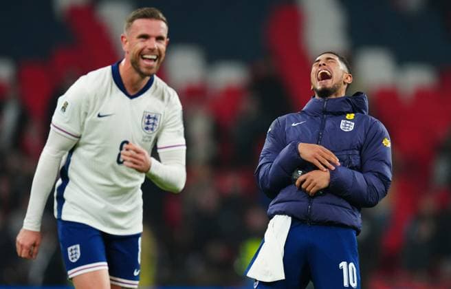 Sport Bilder des Tages Jude Bellingham of England laughs after a comment by Jordan Henderson at full time England v Latvia, FIFA 2026 World Cup Qualifying, Group K, Football, Wembley Stadium, London, UK - 24 Mar 2025 EDITORIAL USE ONLY No use with unauthorised audio, video, data, fixture lists, club league logos or live services. Online in-match use limited to 120 images, no video emulation. No use in betting, games or single club league player publications. Copyright: xJavierxGarcia Shutterstockx 15219744ai