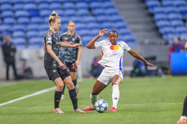 FRA, Lyon, Olympique Lyon vs FC Bayern München, Women s Champions League, Fussball, UEFA, Spielzeit 2024 2025, Groupama Stadium, Viertelfinale, im Bild v.l.: Carolin Simon (FC Bayern München Frauen 30), Kadidiatou Diani (Olympique Lyon ) DFB DFL REGULATIONS PROHIBIT ANY USE OF PHOTOGRAPHS AS IMAGE SEQUENCES AND OR QUASI-VIDEO, 26.03.2025, Copyright: HMBxMedia HendrikxHamelau