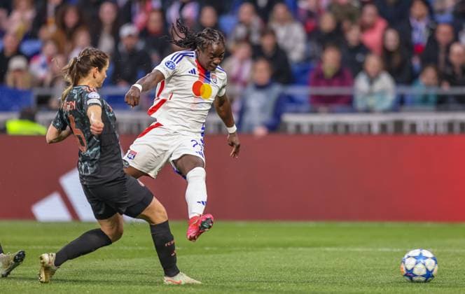 FRA, Lyon, Olympique Lyon vs FC Bayern München, Women s Champions League, Fussball, UEFA, Spielzeit 2024 2025, Groupama Stadium, Viertelfinale, im Bild v.l.: Klara Bühl (FC Bayern München Frauen 17), Tabitha Chawinga (Olympique Lyon 22) DFB DFL REGULATIONS PROHIBIT ANY USE OF PHOTOGRAPHS AS IMAGE SEQUENCES AND OR QUASI-VIDEO, 26.03.2025, Copyright: HMBxMedia HendrikxHamelau