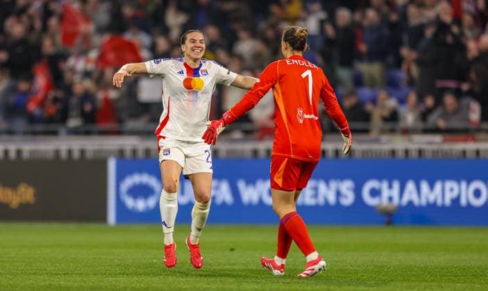 FRA, Lyon, Olympique Lyon vs FC Bayern München, Women s Champions League, Fussball, UEFA, Spielzeit 2024 2025, Groupama Stadium, Viertelfinale, im Bild v.l.: Vanessa Gilles (Olympique Lyon 21) jubelt mit Christiane Endler (Olympique Lyon 1) über den Einzug ins Halbfinale DFB DFL REGULATIONS PROHIBIT ANY USE OF PHOTOGRAPHS AS IMAGE SEQUENCES AND OR QUASI-VIDEO, 26.03.2025, Copyright: HMBxMedia HendrikxHamelau