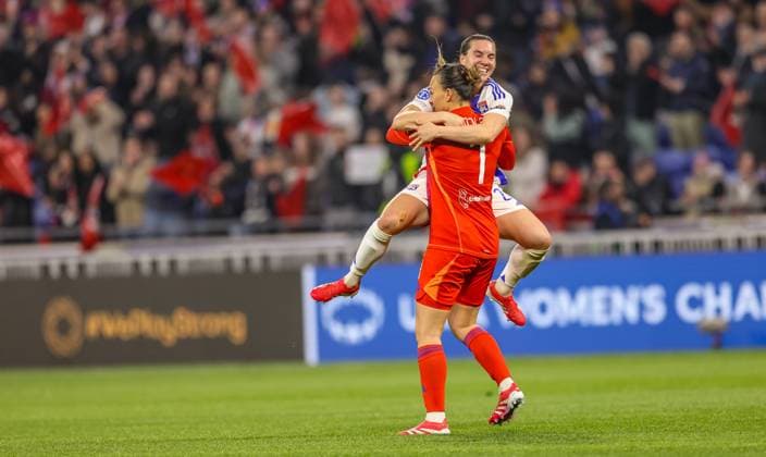 Sport Bilder des Tages FRA, Lyon, Olympique Lyon vs FC Bayern München, Women s Champions League, Fussball, UEFA, Spielzeit 2024 2025, Groupama Stadium, Viertelfinale, im Bild v.l.: Vanessa Gilles (Olympique Lyon 21) jubelt mit Christiane Endler (Olympique Lyon 1) über den Einzug ins Halbfinale DFB DFL REGULATIONS PROHIBIT ANY USE OF PHOTOGRAPHS AS IMAGE SEQUENCES AND OR QUASI-VIDEO, 26.03.2025, Copyright: HMBxMedia HendrikxHamelau