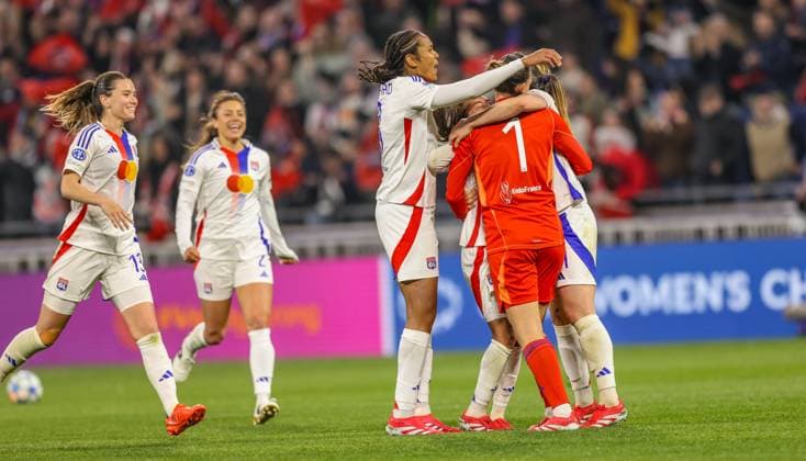 FRA, Lyon, Olympique Lyon vs FC Bayern München, Women s Champions League, Fussball, UEFA, Spielzeit 2024 2025, Groupama Stadium, Viertelfinale, im Bild v.l.: Vanessa Gilles (Olympique Lyon 21) jubelt mit Christiane Endler (Olympique Lyon 1) über den Einzug ins Halbfinale DFB DFL REGULATIONS PROHIBIT ANY USE OF PHOTOGRAPHS AS IMAGE SEQUENCES AND OR QUASI-VIDEO, 26.03.2025, Copyright: HMBxMedia HendrikxHamelau