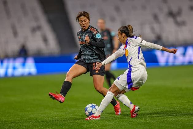 FRA, Lyon, Olympique Lyon vs FC Bayern München, Women s Champions League, Fussball, UEFA, Spielzeit 2024 2025, Groupama Stadium, Viertelfinale, im Bild v.l.: Momoko Tanikawa (FC Bayern München 18), Selma Bacha (Olympique Lyon 4) DFB DFL REGULATIONS PROHIBIT ANY USE OF PHOTOGRAPHS AS IMAGE SEQUENCES AND OR QUASI-VIDEO, 26.03.2025, Copyright: HMBxMedia HendrikxHamelau