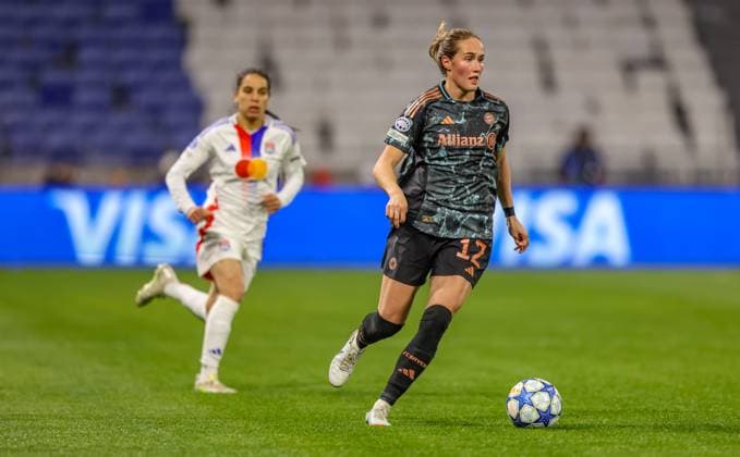 FRA, Lyon, Olympique Lyon vs FC Bayern München, Women s Champions League, Fussball, UEFA, Spielzeit 2024 2025, Groupama Stadium, Viertelfinale, im Bild v.l.: Sydney Lohmann (FC Bayern München Frauen 12) DFB DFL REGULATIONS PROHIBIT ANY USE OF PHOTOGRAPHS AS IMAGE SEQUENCES AND OR QUASI-VIDEO, 26.03.2025, Copyright: HMBxMedia HendrikxHamelau