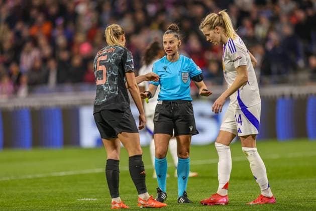FRA, Lyon, Olympique Lyon vs FC Bayern München, Women s Champions League, Fussball, UEFA, Spielzeit 2024 2025, Groupama Stadium, Viertelfinale, im Bild v.l.: Magdalena Eriksson (FC Bayern München Frauen 5) im Gespräch mit der Schiedsrichterin und Ada Hegerberg (Olympique Lyon 14) DFB DFL REGULATIONS PROHIBIT ANY USE OF PHOTOGRAPHS AS IMAGE SEQUENCES AND OR QUASI-VIDEO, 26.03.2025, Copyright: HMBxMedia HendrikxHamelau
