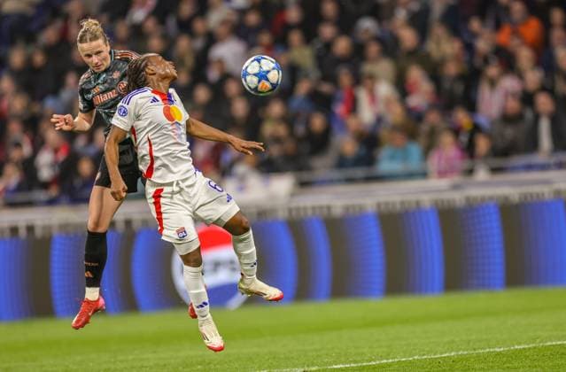 FRA, Lyon, Olympique Lyon vs FC Bayern München, Women s Champions League, Fussball, UEFA, Spielzeit 2024 2025, Groupama Stadium, Viertelfinale, im Bild v.l.: Kopfballduell Franziska Kett (FC Bayern München Frauen 20), Melchie Dumornay (Olympique Lyon 6) DFB DFL REGULATIONS PROHIBIT ANY USE OF PHOTOGRAPHS AS IMAGE SEQUENCES AND OR QUASI-VIDEO, 26.03.2025, Copyright: HMBxMedia HendrikxHamelau