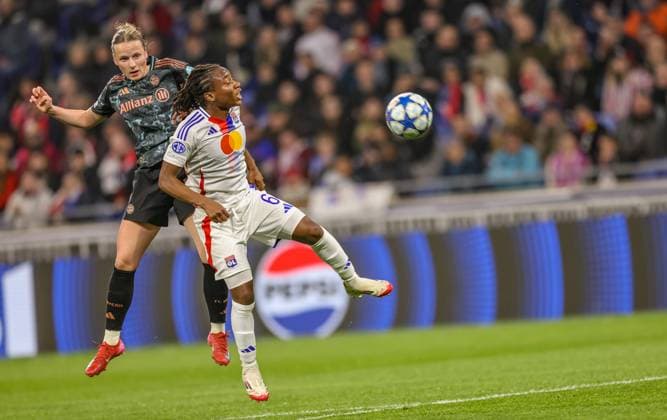 FRA, Lyon, Olympique Lyon vs FC Bayern München, Women s Champions League, Fussball, UEFA, Spielzeit 2024 2025, Groupama Stadium, Viertelfinale, im Bild v.l.: Kopfballduell Franziska Kett (FC Bayern München Frauen 20), Melchie Dumornay (Olympique Lyon 6) DFB DFL REGULATIONS PROHIBIT ANY USE OF PHOTOGRAPHS AS IMAGE SEQUENCES AND OR QUASI-VIDEO, 26.03.2025, Copyright: HMBxMedia HendrikxHamelau
