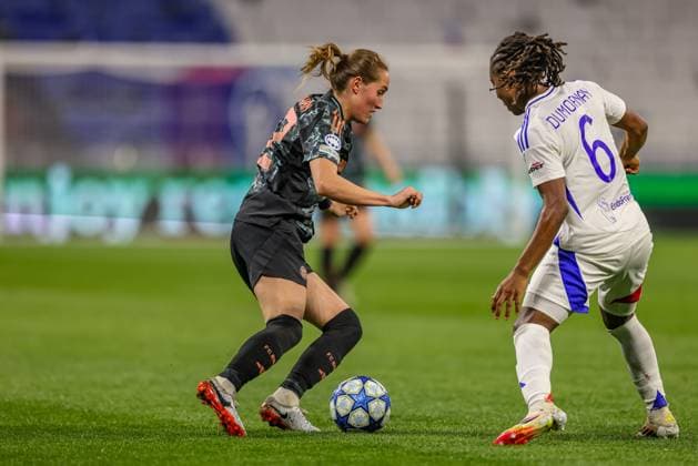FRA, Lyon, Olympique Lyon vs FC Bayern München, Women s Champions League, Fussball, UEFA, Spielzeit 2024 2025, Groupama Stadium, Viertelfinale, im Bild v.l.: Sydney Lohmann (FC Bayern München Frauen 12), Melchie Dumornay (Olympique Lyon 6) DFB DFL REGULATIONS PROHIBIT ANY USE OF PHOTOGRAPHS AS IMAGE SEQUENCES AND OR QUASI-VIDEO, 26.03.2025, Copyright: HMBxMedia HendrikxHamelau