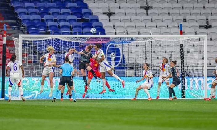 FRA, Lyon, Olympique Lyon vs FC Bayern München, Women s Champions League, Fussball, UEFA, Spielzeit 2024 2025, Groupama Stadium, Viertelfinale, im Bild Eckballszene im Strafraum von Lyon DFB DFL REGULATIONS PROHIBIT ANY USE OF PHOTOGRAPHS AS IMAGE SEQUENCES AND OR QUASI-VIDEO, 26.03.2025, Copyright: HMBxMedia HendrikxHamelau