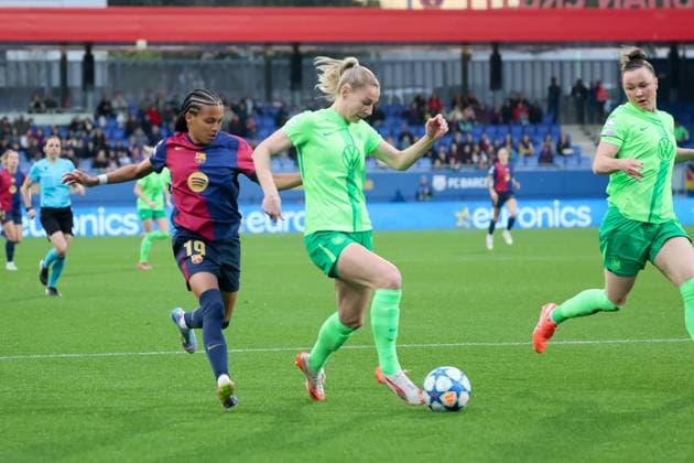 Sarai Linder (Wolfsburg 39) und Vicky Lopez (Barcelona 19), ESP, FC Barcelona, Barca - VfL Wolfsburg, Fussball, Champions-League der Frauen, Viertelfinale, Rueckspiel, Saison 2024 2025, 27.03.2025 ESP, FC Barcelona - VfL Wolfsburg, Fussball, Champions-League der Frauen, Viertelfinale, Rueckspiel, Saison 2024 2025, 27.03.2025 Barcelona Copyright: xEibner-Pressefoto JoergxNiebergax EP_JNL