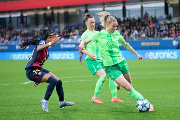 Sarai Linder (Wolfsburg 39) und Vicky Lopez (Barcelona 19), ESP, FC Barcelona, Barca - VfL Wolfsburg, Fussball, Champions-League der Frauen, Viertelfinale, Rueckspiel, Saison 2024 2025, 27.03.2025 ESP, FC Barcelona - VfL Wolfsburg, Fussball, Champions-League der Frauen, Viertelfinale, Rueckspiel, Saison 2024 2025, 27.03.2025 Barcelona Copyright: xEibner-Pressefoto JoergxNiebergax EP_JNL