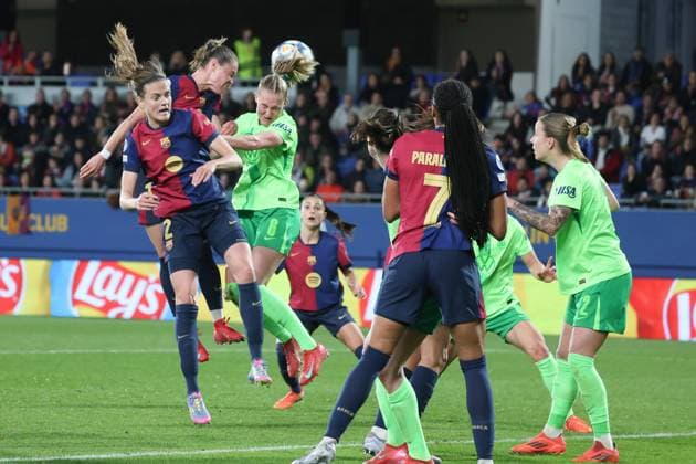 Janina Minge (Wolfsburg 6) und Irene Paredes (Barcelona 2), ESP, FC Barcelona, Barca - VfL Wolfsburg, Fussball, Champions-League der Frauen, Viertelfinale, Rueckspiel, Saison 2024 2025, 27.03.2025 ESP, FC Barcelona - VfL Wolfsburg, Fussball, Champions-League der Frauen, Viertelfinale, Rueckspiel, Saison 2024 2025, 27.03.2025 Barcelona Copyright: xEibner-Pressefoto JoergxNiebergax EP_JNL