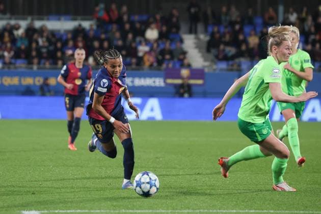 Sarai Linder (Wolfsburg 39) und Vicky Lopez (Barcelona 19), ESP, FC Barcelona, Barca - VfL Wolfsburg, Fussball, Champions-League der Frauen, Viertelfinale, Rueckspiel, Saison 2024 2025, 27.03.2025 ESP, FC Barcelona - VfL Wolfsburg, Fussball, Champions-League der Frauen, Viertelfinale, Rueckspiel, Saison 2024 2025, 27.03.2025 Barcelona Copyright: xEibner-Pressefoto JoergxNiebergax EP_JNL