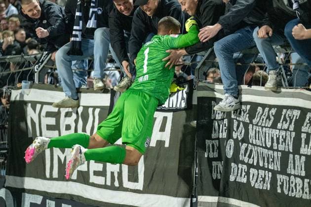 Niclas Thiede (SSV Ulm 1846 Fussball, 01) bei den Zuschauer und Fans von Ulm, GER, SSV Ulm 1846 Fussball vs. Darmstadt 98, Fussball, 2. Bundesliga, 27. Spieltag, Spielzeit 2024 2025, 28.03.2025, DFL DFB REGULATIONS PROHIBIT ANY USE OF PHOTOGRAPHS AS IMAGE SEQUENCES AND OR QUASI-VIDEO, Eibner-Pressefoto Sascha Walther GER, SSV Ulm 1846 Fussball vs. Darmstadt 98, Fussball, 2. Bundesliga, 27. Spieltag, Spielzeit 2024 2025, 28.03.2025 Ulm