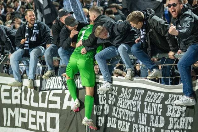 Niclas Thiede (SSV Ulm 1846 Fussball, 01) bei den Zuschauer und Fans von Ulm, GER, SSV Ulm 1846 Fussball vs. Darmstadt 98, Fussball, 2. Bundesliga, 27. Spieltag, Spielzeit 2024 2025, 28.03.2025, DFL DFB REGULATIONS PROHIBIT ANY USE OF PHOTOGRAPHS AS IMAGE SEQUENCES AND OR QUASI-VIDEO, Eibner-Pressefoto Sascha Walther GER, SSV Ulm 1846 Fussball vs. Darmstadt 98, Fussball, 2. Bundesliga, 27. Spieltag, Spielzeit 2024 2025, 28.03.2025 Ulm