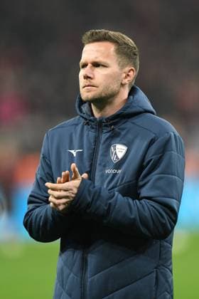Torhueter Patrick Drewes ( VFL Bochum ) bedankt sich nach Spielschluss bei den Fans fuer die Unterstuetzung. GER, Bayer 04 Leverkusen vs VFL Bochum, Fussball, Bundesliga, 27. Spieltag, Spielzeit 2024 2025, 28.03.2025 DFL REGULATIONS PROHIBIT ANY USE OF PHOTOGRAPHS AS IMAGE SEQUENCES AND OR QUASI-VIDEO GER, Bayer 04 Leverkusen vs VFL Bochum, Fussball, Bundesliga, 27. Spieltag, Spielzeit 2024 2025, 28.03.2025 Leverkusen Copyright: xEibner-Pressefoto ThomasxThienelx EP_TTL