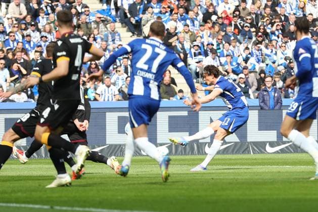 29.03.2025, xtgx, Fussball 2. Bundesliga, Hertha BSC Berlin - Karlsruher SC emspor, v.l. Fabian Reese (Hertha, 11) schiesst Tor, schießt, Torschuetze, erzielt Tor, Treffer, scores the goal 1:0 (DFL DFB REGULATIONS PROHIBIT ANY USE OF PHOTOGRAPHS as IMAGE SEQUENCES and or QUASI-VIDEO) Berlin