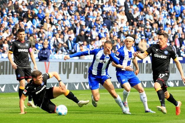 DEU, DFL, 2. FBL, Hertha BSC vs. Karlsruher SC, 29.03.2025, Berliner Olympiastadion, Berlin, DEU, DFL, 2. FBL, Hertha BSC vs. Karlsruher SC, im Bild Derry Scherhant (Hertha BSC Berlin 39), Fabian Reese (Hertha BSC Berlin 11), Marcel Beifus (Karlsruher SC 4), NICOLAI RAPP (Karlsruher SC 17) DFL - regulations prohibit any use of Photographs as image sequences and or quasi-video Foto: Juergen Engler nordphoto GmbH