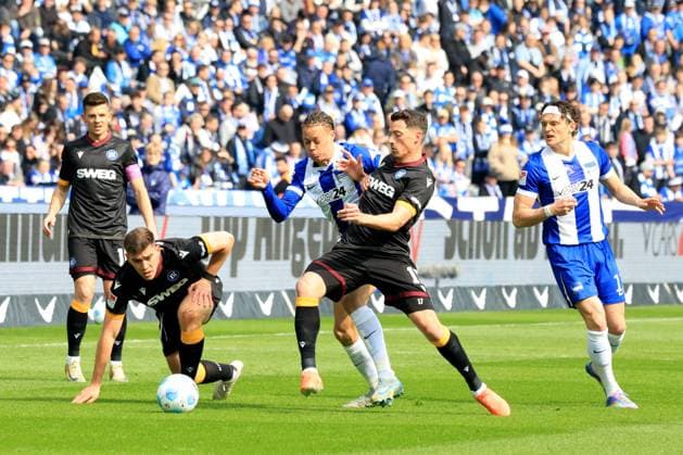 DEU, DFL, 2. FBL, Hertha BSC vs. Karlsruher SC, 29.03.2025, Berliner Olympiastadion, Berlin, DEU, DFL, 2. FBL, Hertha BSC vs. Karlsruher SC, im Bild Derry Scherhant (Hertha BSC Berlin 39), Fabian Reese (Hertha BSC Berlin 11), Marcel Beifus (Karlsruher SC 4), NICOLAI RAPP (Karlsruher SC 17) DFL - regulations prohibit any use of Photographs as image sequences and or quasi-video Foto: Juergen Engler nordphoto GmbH