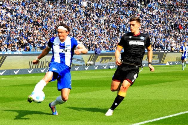 DEU, DFL, 2. FBL, Hertha BSC vs. Karlsruher SC, 29.03.2025, Berliner Olympiastadion, Berlin, DEU, DFL, 2. FBL, Hertha BSC vs. Karlsruher SC, im Bild Fabian Reese (Hertha BSC Berlin 11), Marcel Beifus (Karlsruher SC 4) DFL - regulations prohibit any use of Photographs as image sequences and or quasi-video Foto: Juergen Engler nordphoto GmbH