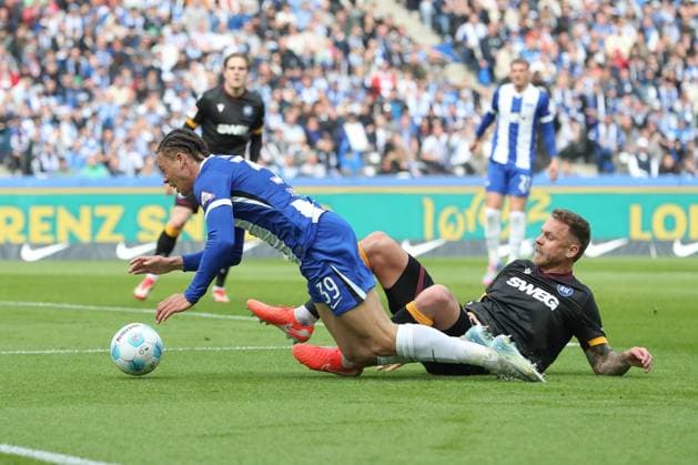 29.03.2025, xtgx, Fussball 2. Bundesliga, Hertha BSC Berlin - Karlsruher SC emspor, v.l. Derry Scherhant (Hertha, 39), Marcel Franke (Karlsruhe, 28) Zweikampf, Duell, Kampf, tackle Schwalbe (DFL DFB REGULATIONS PROHIBIT ANY USE OF PHOTOGRAPHS as IMAGE SEQUENCES and or QUASI-VIDEO) Berlin