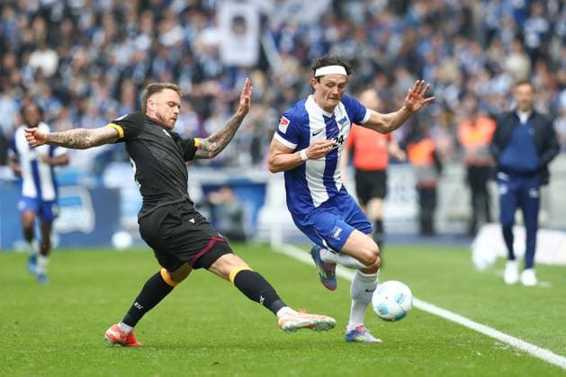 29.03.2025, xtgx, Fussball 2. Bundesliga, Hertha BSC Berlin - Karlsruher SC emspor, v.l. Marcel Franke (Karlsruhe, 28), Fabian Reese (Hertha, 11) Zweikampf, Duell, Kampf, tackle (DFL DFB REGULATIONS PROHIBIT ANY USE OF PHOTOGRAPHS as IMAGE SEQUENCES and or QUASI-VIDEO) Berlin