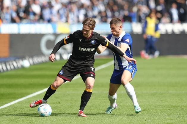 29.03.2025, xtgx, Fussball 2. Bundesliga, Hertha BSC Berlin - Karlsruher SC emspor, v.l. David Herold (Karlsruhe, 20), Jonjoe Kenny (Hertha, 16) Zweikampf, Duell, Kampf, tackle (DFL DFB REGULATIONS PROHIBIT ANY USE OF PHOTOGRAPHS as IMAGE SEQUENCES and or QUASI-VIDEO) Berlin