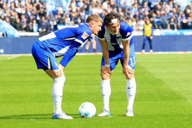 DEU, DFL, 2. FBL, Hertha BSC vs. Karlsruher SC, 29.03.2025, Berliner Olympiastadion, Berlin, DEU, DFL, 2. FBL, Hertha BSC vs. Karlsruher SC, im Bild Hertha-Spielerkreis,,Berlin, Michael Cuisance (Hertha BSC Berlin 27), Fabian Reese (Hertha BSC Berlin 11), DFL - regulations prohibit any use of Photographs as image sequences and or quasi-video Foto: Juergen Engler nordphoto GmbH