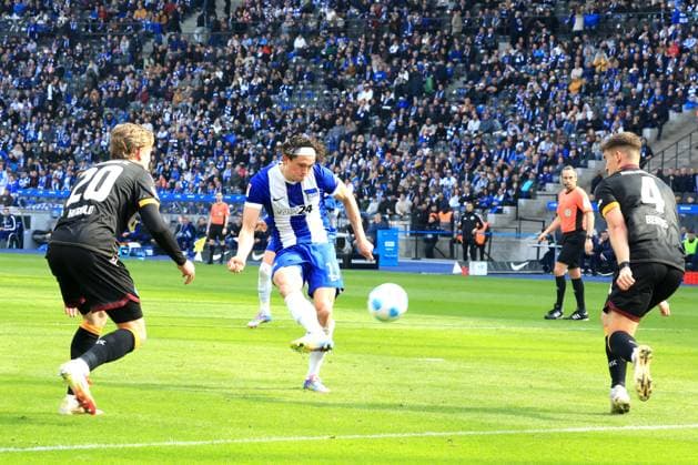 DEU, DFL, 2. FBL, Hertha BSC vs. Karlsruher SC, 29.03.2025, Berliner Olympiastadion, Berlin, DEU, DFL, 2. FBL, Hertha BSC vs. Karlsruher SC, im Bild Fabian Reese (Hertha BSC Berlin 11), David Herold (Karlsruher SC 20), Marcel Beifus (Karlsruher SC 4) DFL - regulations prohibit any use of Photographs as image sequences and or quasi-video Foto: Juergen Engler nordphoto GmbH