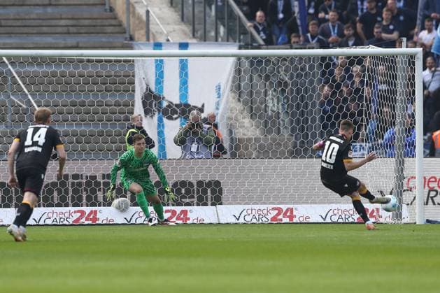29.03.2025, xtgx, Fussball 2. Bundesliga, Hertha BSC Berlin - Karlsruher SC emspor, v.l. Marvin Wanitzek (Karlsruhe, 10) schiesst Tor, schießt, Torschuetze, erzielt Tor, Treffer, scores the goal 2:1 Elfmeter (DFL DFB REGULATIONS PROHIBIT ANY USE OF PHOTOGRAPHS as IMAGE SEQUENCES and or QUASI-VIDEO) Berlin