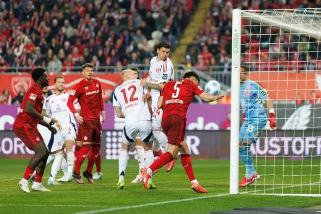 Handspiel von Maximilian Bauer (1.FC Kaiserslautern) vor dem nicht anerkannten Tor von Jan Elvedi (1.FC Kaiserslautern), 1. FC Kaiserslautern vs Fortuna Duesseldorf, Fussball, 2. Bundesliga, Saison 2024 2025, 27. Spieltag, 29.03.2025 1. FC Kaiserslautern vs Fortuna Duesseldorf, Fussball, 2. Bundesliga, Saison 2024 2025, 27. Spieltag, 29.03.2025 Kaiserslautern