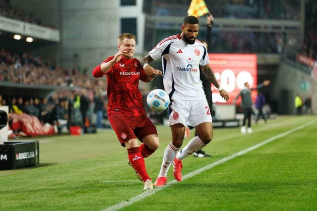 Jean Zimmer (1.FC Kaiserslautern) im Zweikampf mit Jamil Siebert (Fortuna Duesseldorf), 1. FC Kaiserslautern vs Fortuna Duesseldorf, Fussball, 2. Bundesliga, Saison 2024 2025, 27. Spieltag, 29.03.2025 1. FC Kaiserslautern vs Fortuna Duesseldorf, Fussball, 2. Bundesliga, Saison 2024 2025, 27. Spieltag, 29.03.2025 Kaiserslautern