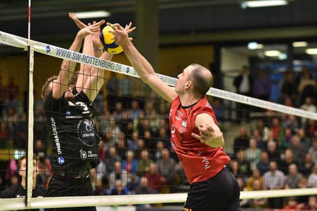 tMoritz Rauber (TV Rottenburg, 02) gegen den Block von Johannes Engel (CERATONIA Volleys Eltmann, 03) TV Rottenburg vs. CERATONIA Volleys Eltmann, Volleyball, 2. Bundesliga Sued, 24. Spieltag, Saison 2024 2025, 29.03.2025, TV Rottenburg vs. CERATONIA Volleys Eltmann, Volleyball, 2. Bundesliga Sued, 24. Spieltag, Saison 2024 2025, 29.03.2025 Rottenburg Copyright: xEibner-Pressefoto RalphxKunzex EP_RKE