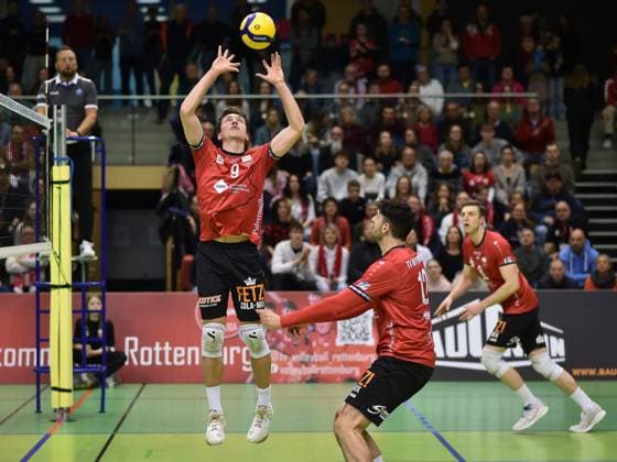 Sam Elgert (TV Rottenburg, 09), Steller, rechts Yannick Menke (TV Rottenburg, 12), hinten Niklas Lichtenauer (TV Rottenburg, 08) TV Rottenburg vs. CERATONIA Volleys Eltmann, Volleyball, 2. Bundesliga Sued, 24. Spieltag, Saison 2024 2025, 29.03.2025, TV Rottenburg vs. CERATONIA Volleys Eltmann, Volleyball, 2. Bundesliga Sued, 24. Spieltag, Saison 2024 2025, 29.03.2025 Rottenburg Copyright: xEibner-Pressefoto RalphxKunzex EP_RKE