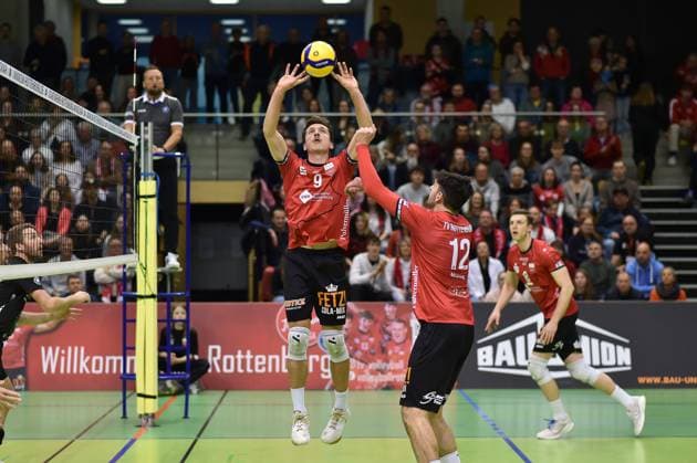 Sam Elgert (TV Rottenburg, 09), Steller, rechts Yannick Menke (TV Rottenburg, 12), hinten Niklas Lichtenauer (TV Rottenburg, 08) TV Rottenburg vs. CERATONIA Volleys Eltmann, Volleyball, 2. Bundesliga Sued, 24. Spieltag, Saison 2024 2025, 29.03.2025, TV Rottenburg vs. CERATONIA Volleys Eltmann, Volleyball, 2. Bundesliga Sued, 24. Spieltag, Saison 2024 2025, 29.03.2025 Rottenburg Copyright: xEibner-Pressefoto RalphxKunzex EP_RKE