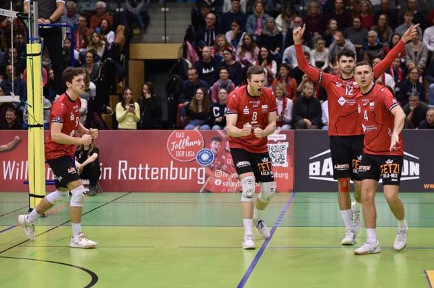 Freude, Jubel, von links Sam Elgert (TV Rottenburg, 09), Niklas Lichtenauer (TV Rottenburg, 08), Yannick Menke (TV Rottenburg, 12), Jakob Elsaesser (TV Rottenburg, 04) TV Rottenburg vs. CERATONIA Volleys Eltmann, Volleyball, 2. Bundesliga Sued, 24. Spieltag, Saison 2024 2025, 29.03.2025, TV Rottenburg vs. CERATONIA Volleys Eltmann, Volleyball, 2. Bundesliga Sued, 24. Spieltag, Saison 2024 2025, 29.03.2025 Rottenburg Copyright: xEibner-Pressefoto RalphxKunzex EP_RKE