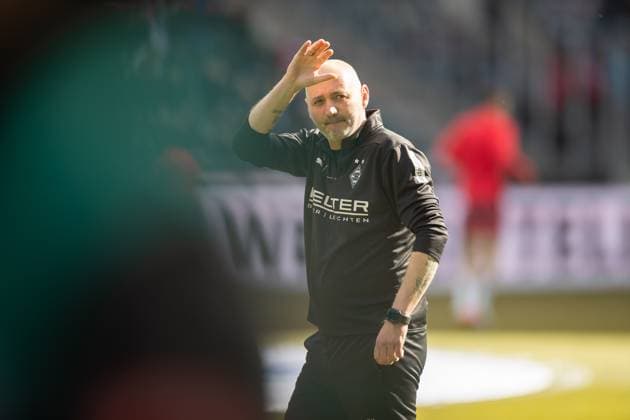 Co-Trainer Oliver Neuville (Borussia Moenchengladbach) gestikuliert, Gestik waehrend des Spiels der 1. Bundesliga zwischen Borussia Mönchengladbach und RB Leipzig, Stadion im Borussia-Park am 29. March 2025 in Mönchengladbach, Deutschland. (Foto von Mario Hommes DeFodi Images) +++ Co-Trainer Oliver Neuville (Borussia Moenchengladbach) gestures during the Bundesliga match between Borussia Mönchengladbach and RB Leipzig at Stadium in Borussia-Park on March 29, 2025 in Mönchengladbach, Germany. (Photo by Mario Hommes DeFodi Images) DFL regulations prohibit any use of photographs as image sequences and or quasi-video. (Photo by Mario Hommes DeFodi Images)