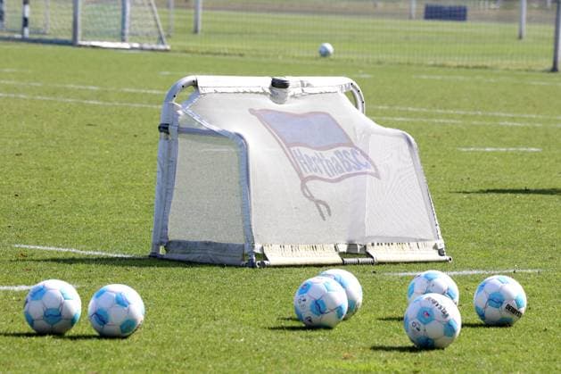 DEU, DFL, 2. FBL Hertha BSC, Training, 02.04.2025, Sportforum, Berlin, DEU, DFL, 2. FBL Hertha BSC, Training, im Bild Kleintor, Baelle DFL - regulations prohibit any use of Photographs as image sequences and or quasi-video Foto: Juergen Engler nordphoto GmbH nordphotoxGmbHx xEngler nph00076