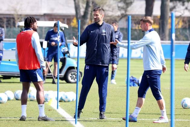 DEU, DFL, 2. FBL Hertha BSC, Training, 02.04.2025, Sportforum, Berlin, DEU, DFL, 2. FBL Hertha BSC, Training, im Bild Co-Trainer Andre Mijatovic (Hertha BSC Berlin), Deyovaisio Zeefuik (Hertha BSC Berlin 42), Michael Cuisance (Hertha BSC Berlin 27) DFL - regulations prohibit any use of Photographs as image sequences and or quasi-video Foto: Juergen Engler nordphoto GmbH nordphotoxGmbHx xEngler nph00076