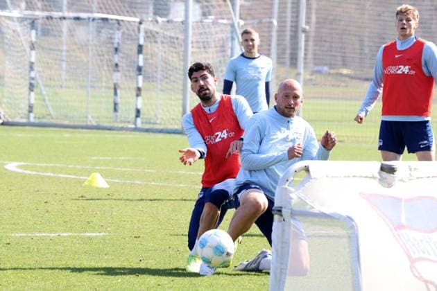 DEU, DFL, 2. FBL Hertha BSC, Training, 02.04.2025, Sportforum, Berlin, DEU, DFL, 2. FBL Hertha BSC, Training, im Bild Andreas Bouchalakis (Hertha BSC Berlin 5), Toni Leistner (Hertha BSC Berlin 37) DFL - regulations prohibit any use of Photographs as image sequences and or quasi-video Foto: Juergen Engler nordphoto GmbH nordphotoxGmbHx xEngler nph00076