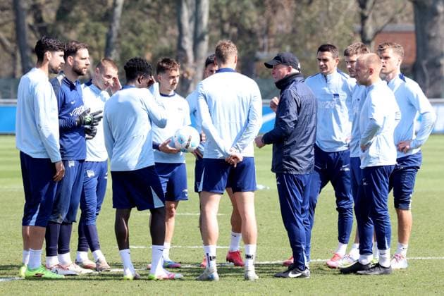 DEU, DFL, 2. FBL Hertha BSC, Training, 02.04.2025, Sportforum, Berlin, DEU, DFL, 2. FBL Hertha BSC, Training, im Bild Co-Trainer, Armin Reutershahn (Hertha BSC Berlin), Hertha-Spielerkreis DFL - regulations prohibit any use of Photographs as image sequences and or quasi-video Foto: Juergen Engler nordphoto GmbH
