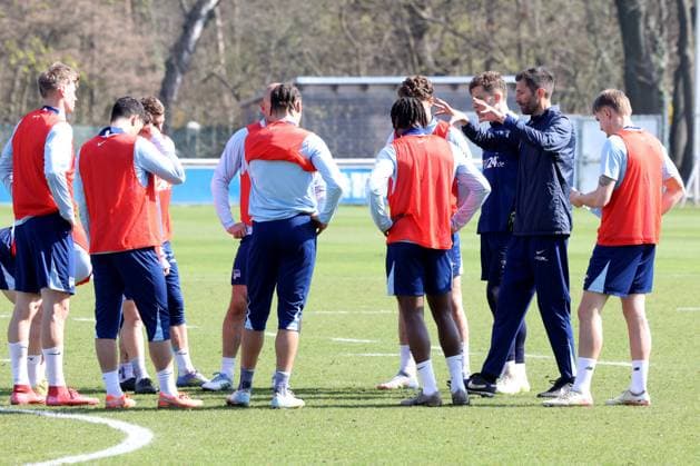 DEU, DFL, 2. FBL Hertha BSC, Training, 02.04.2025, Sportforum, Berlin, DEU, DFL, 2. FBL Hertha BSC, Training, im Bild Co-Trainer Andre Mijatovic (Hertha BSC Berlin), Hertha-Spielerkreis DFL - regulations prohibit any use of Photographs as image sequences and or quasi-video Foto: Juergen Engler nordphoto GmbH