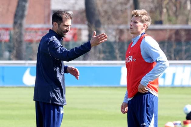 DEU, DFL, 2. FBL Hertha BSC, Training, 02.04.2025, Sportforum, Berlin, DEU, DFL, 2. FBL Hertha BSC, Training, im Bild Co-Trainer Andre Mijatovic (Hertha BSC Berlin), Luca Schuler (Hertha BSC Berlin 18) DFL - regulations prohibit any use of Photographs as image sequences and or quasi-video Foto: Juergen Engler nordphoto GmbH