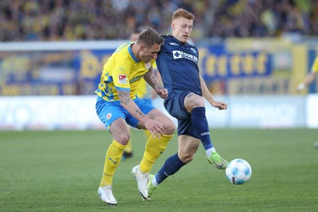04.04.2025, xtgx, Fussball - 2.Bundesliga, Eintracht Braunschweig - SC Paderborn 07 emspor, v.l. Robin Krausse (Krauße, Braunschweig, 39), Laurin Curda (Paderborn, 17) Zweikampf, Duell, Kampf, tackle (DFL DFB REGULATIONS PROHIBIT ANY USE OF PHOTOGRAPHS as IMAGE SEQUENCES and or QUASI-VIDEO) Braunschweig
