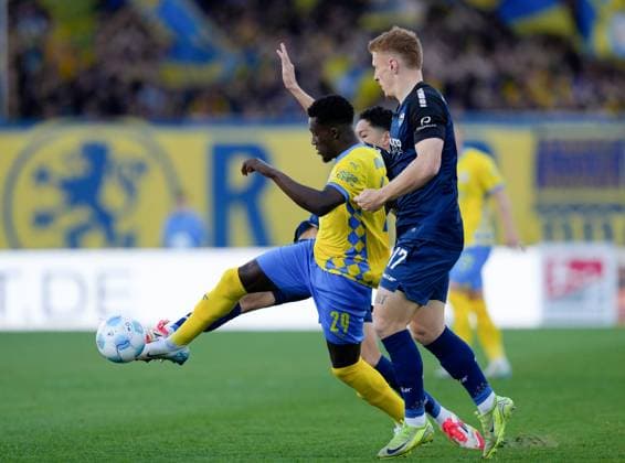 Richmond Tachie (Eintracht Braunschweig, 29) mit ball GER, Eintracht Braunschweig vs SC Paderborn 07, 2. Bundesliga, 28. Spieltag, Saison 2024 2025, 04.04.2025 DFL REGULATIONS PROHIBIT ANY USE OF PHOTOGRAPHS AS IMAGE SEQUENCES AND OR QUASI-VIDEO GER, Eintracht Braunschweig vs SC Paderborn 07, 2. Bundesliga, 28. Spieltag, Saison 2024 2025, 04.04.2025 Braunschweig