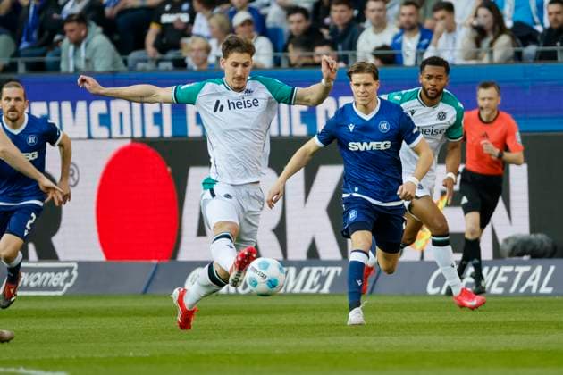 Phil Neumann (Hannover 96, 05) und Dzenis Burnic (Karlsruher SC, 07) im Laufduell , Deutschland, Fussball, 2. Bundesliga, .Spieltag, 2024 2025, Karlsruher SC vs. Hannover 96, 04.04.2025, BBBank Wildpark, Karlsruhe, Deutschland DFL REGULATIONS PROHIBIT ANY USE OF PHOTOGRAPHS AS IMAGE SEQUENCES AND OR QUASI-VIDEO. Karlsruhe BBBank Wildpark Baden-Württemberg Deutschland