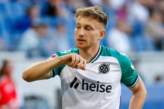 Jannik Dehm (Hannover 96, 20) , Deutschland, Fussball, 2. Bundesliga, .Spieltag, 2024 2025, Karlsruher SC vs. Hannover 96, 04.04.2025, BBBank Wildpark, Karlsruhe, Deutschland DFL REGULATIONS PROHIBIT ANY USE OF PHOTOGRAPHS AS IMAGE SEQUENCES AND OR QUASI-VIDEO. Karlsruhe BBBank Wildpark Baden-Württemberg Deutschland
